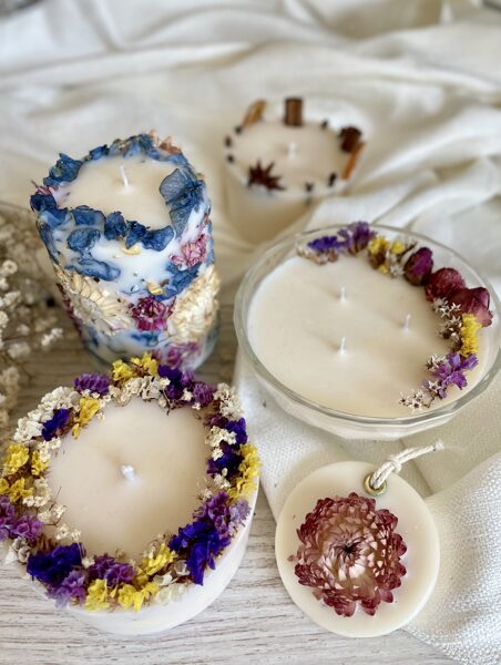 MATERIĀLU KOMPLEKTS ONLINE MEISTARKLASEI “AROMĀTISKAS SVECES UN VASKA PLĀKSNĪTES AR ZIEDU DEKORIEM”